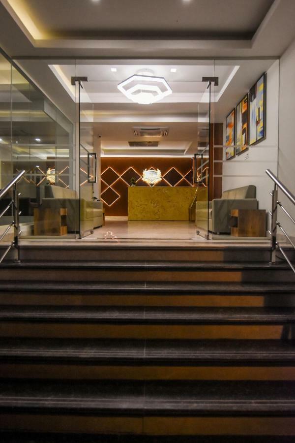 Kensington Suites Bangalore Bagian luar foto